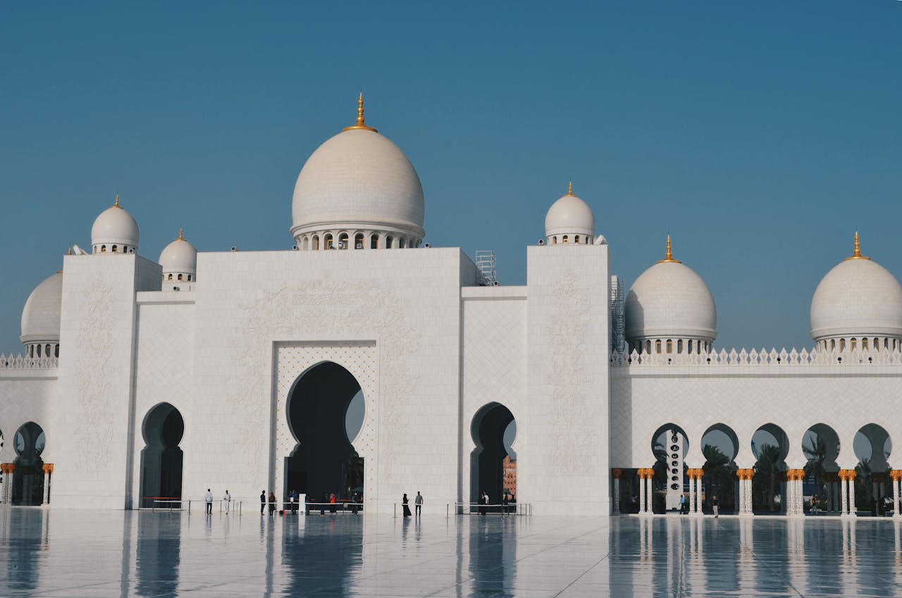 Iconic Sheikh Zayed Mosque with clear blue sky and majestic Islamic architecture in Abu Dhabi.